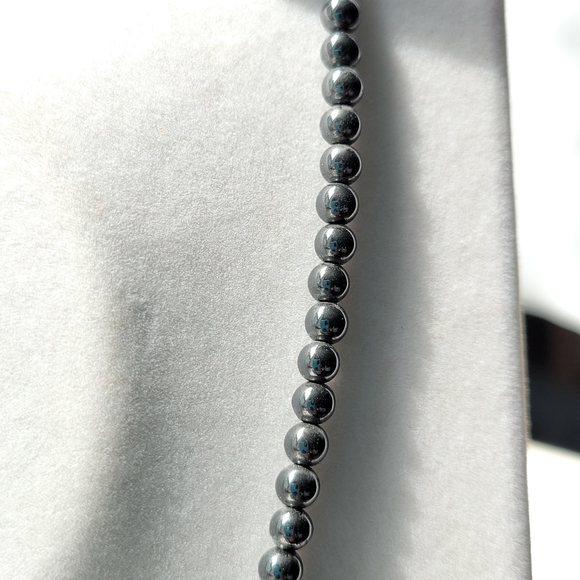 Hematite bead necklace - Picture 5 of 5